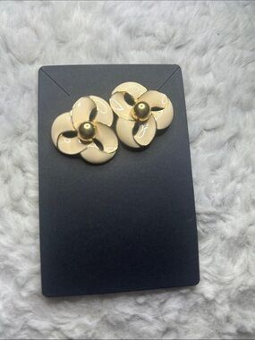Vintage TRIFARI Cream Flower Statement Earrings